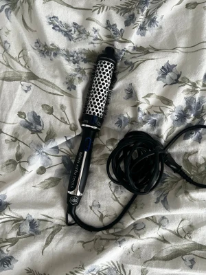 Värmeborste Björn Axén 38mm - Den vanligaste storleken 38mm i Björn Axén värmeborste, ger jättevacker blowout men själv använder jag den inte så mycket, fick den i present. Så använd fåtal gånger och i perfekt skick, prisförslag uppskattas!!❤️❤️