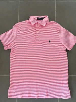 Ralph lauren pikétröja - Randig Ralph Lauren pikétröja för män storlek M. Väldigt bra skick, inga skador/slitage. Hör av dig vid intresse/frågor. PRIS KAN DISKUTERAS!