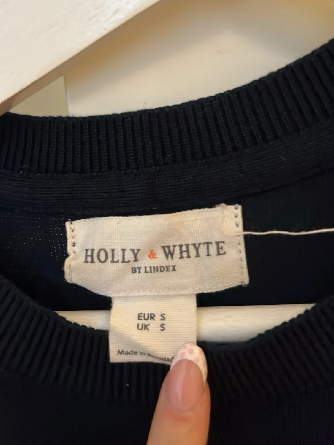 Mörkblå stickad tröja med gulddetaljer - 2