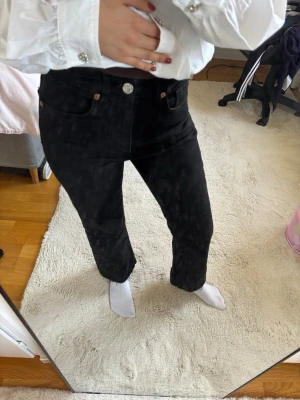 Svarta raka jeans med hög midja - Strl 38 men passar mer 36. Från Zara. Väldigt korta. Jag är 155
