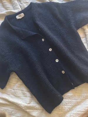 Mörkblå stickad kofta med knappar - Super fin stickad kofta från Gina tricot,knappt använd.
