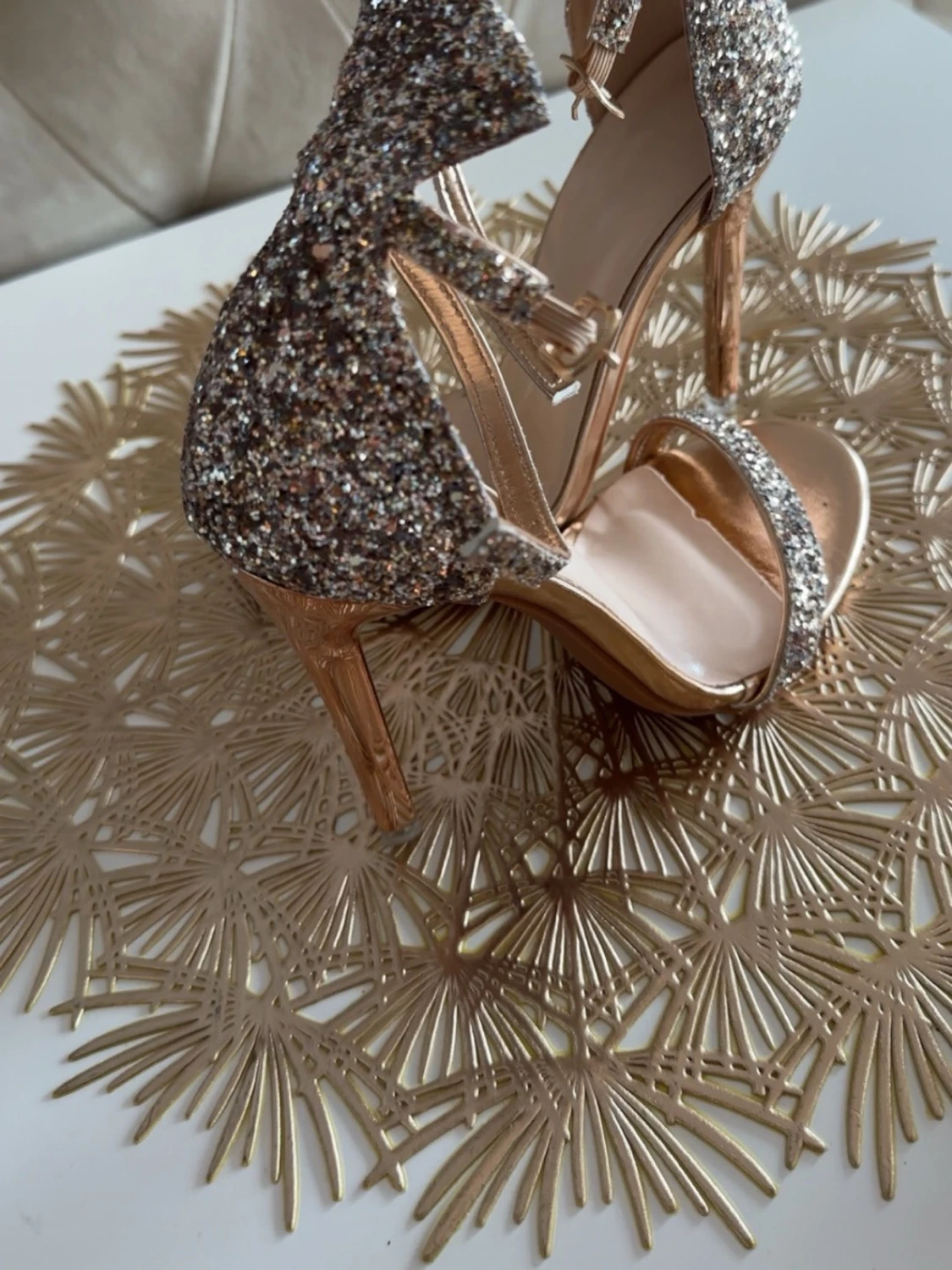 Glittriga guldiga pumps med rem