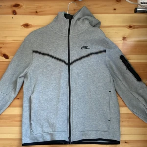 Nike tech  - En Nike tech fleece som är använd ett par gånger och är i ganska bra skick