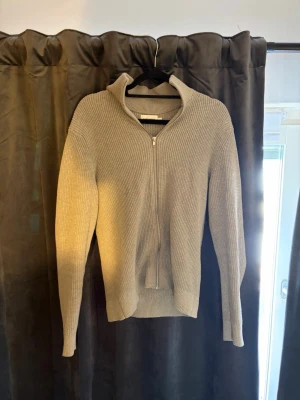 East West Cardigan - Grå fullzip cardigan tröja från East West. 