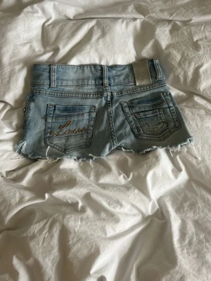 Ljusblå jeansshorts - Säljer dessa as snygga jeansshorts med små diamanter och snygga tryck! I jättebra skick, några stenar har lossnat men så var det när jag köpte dem då jag köpte dem secondhand. I superbra skick!! Det står storlek 146 i dom men jag som har Xs vanligtvis kan ha dessa! Skulle säga att storleken är 32/34💗dessa säljs inte längre därav priset!