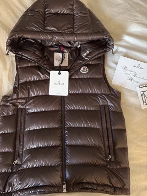 Moncler väst - Moncler väst köpt på Nk Stockholm, kvitto medföljer vid köp och den är storlek small. Skriv vid fler frågor! Köpt för 13.500:- 