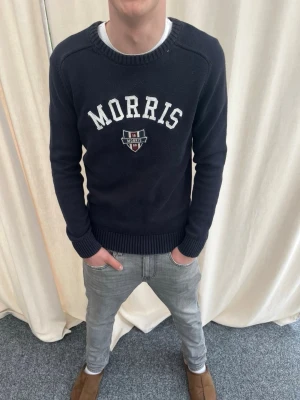Stickad tröja från Morris - Riktigt snygg stickad tröja från Morris. Strl S, personen på bilden är 184 cm lång. Skicka gärna prisförslag. Kika in min profil för mer schyssta plagg