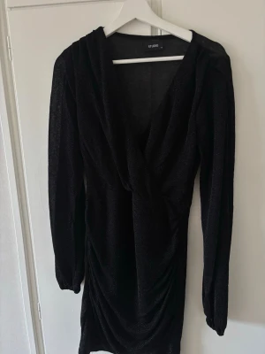 Svart glitter klänning - Använd en gång!