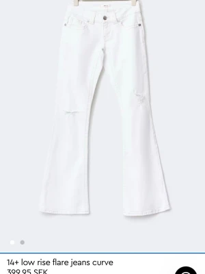 14+ low rise flare jeans curve - Flare jeans med låg midja. Jeansen är vita och har utsvängda ben med fullängd. De har låg stretch, dragkedjegylf, bälteshällor och fickor fram och bak. Endast använda en gång.