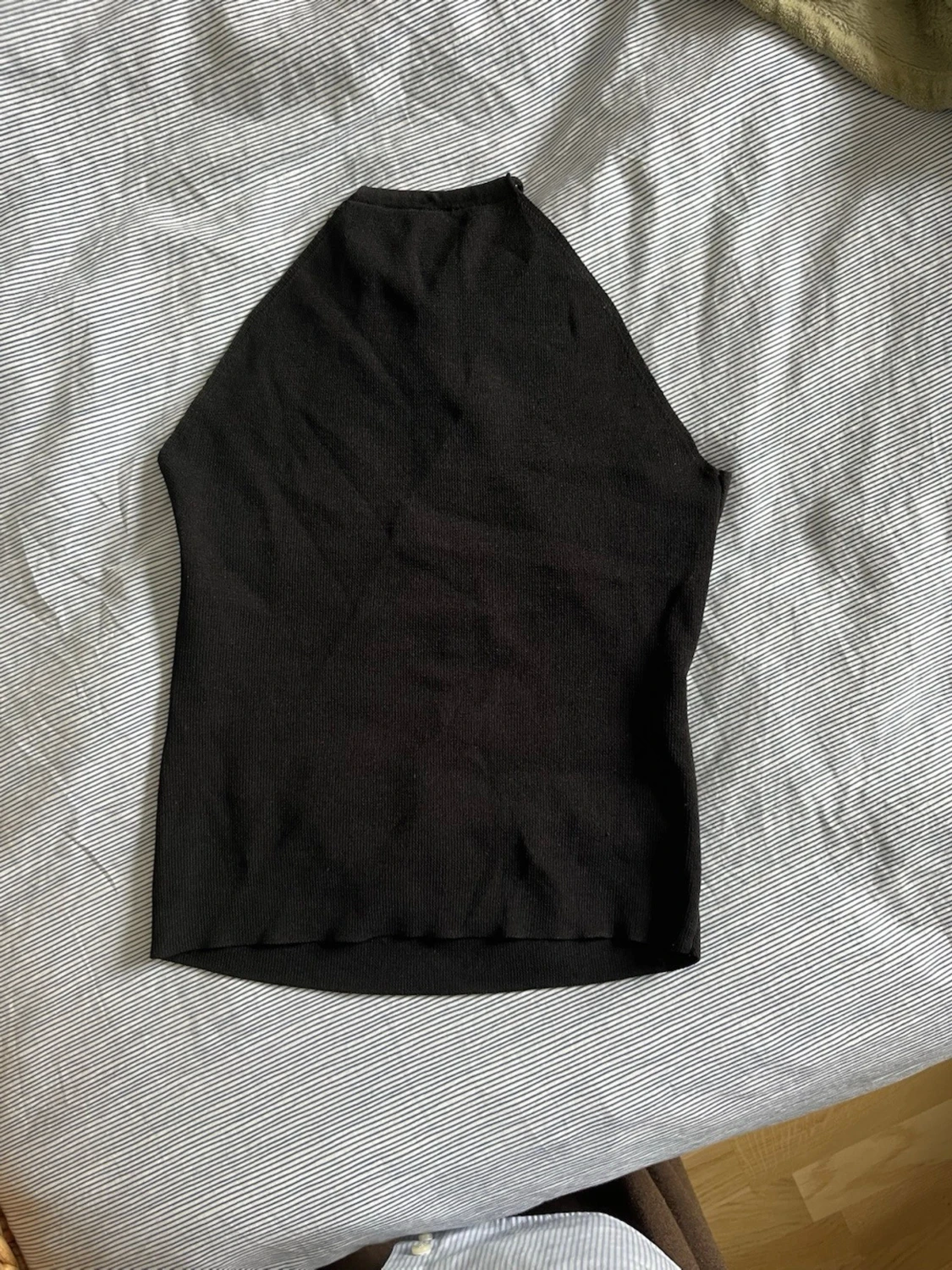 Svart ribbad snörningstopp