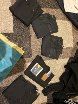 Svarta jeans    - 5 st Nya svarta jeans  3 av dom är w30 L32 2 av dom är w30 L 34  50kr styck eller 200 för alla