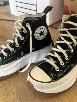 Converse run star hike - Converse run star hike i storlek 38, använd några gånger men i bra skick! Tecken på användning som syns på bilderna. Skriv vid frågor🤍