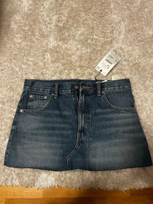 Jeans kjol Zara - Snygg jeans kjol från Zara!💗Storlek S. Nypris 379kr säljer för 200kr💗 Nya med prislapp!