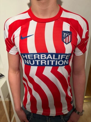 Atletico Madrid matchtröja Griezmann - Rensar nu mina fotbollströjor i toppskick! Modellen på bilden är 184 och väger 80kg. Bara höra av sig vid frågor eller funderingar!