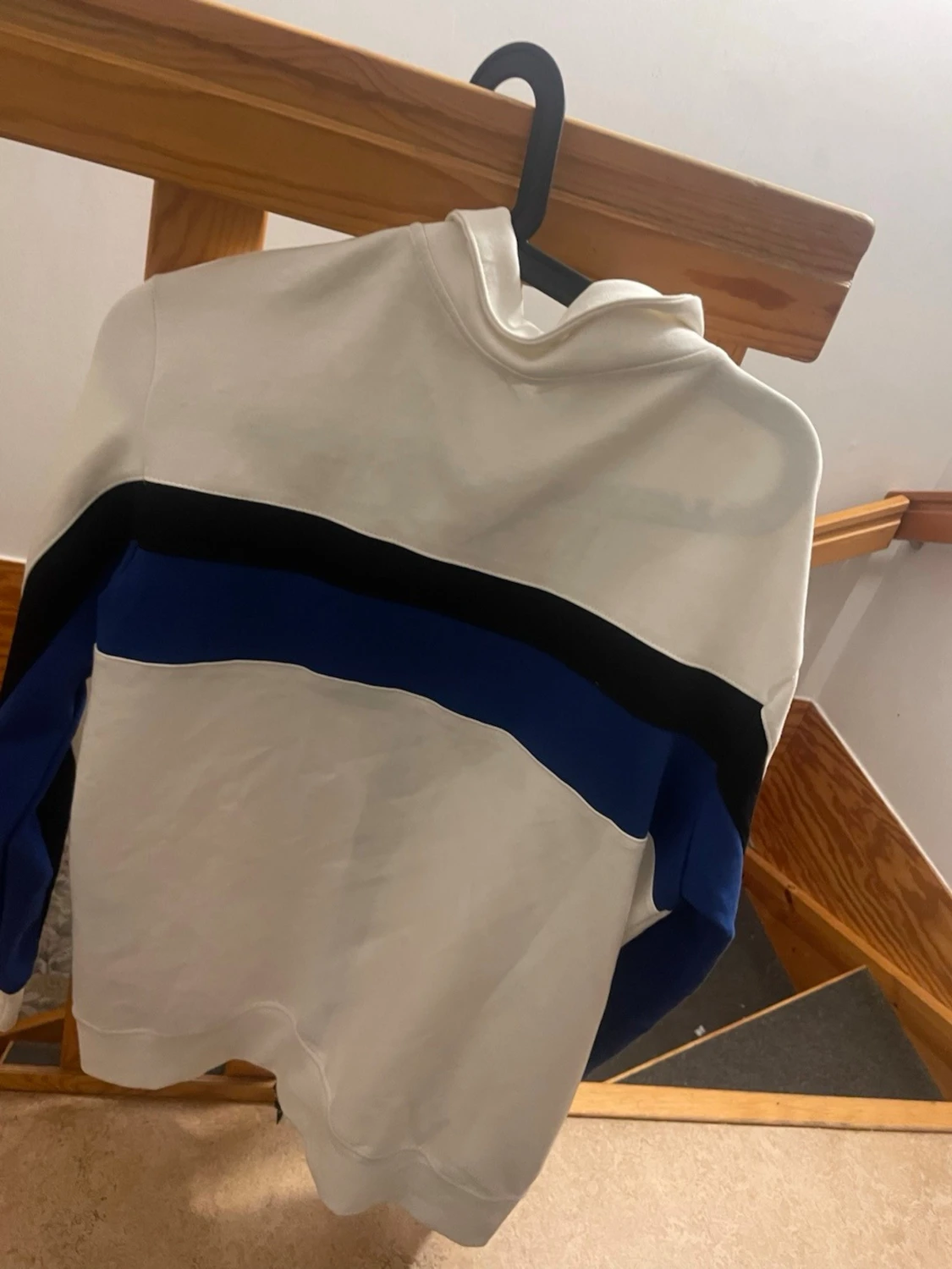 Vit och blå hoodie från Armani Exchange - 1