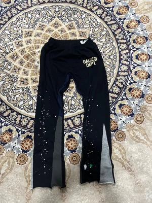 Gallery dept. M - Helt perfekt skick, knappt använt den. Säljer för att den inte är min stil längre.