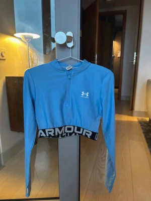 Träningströja - Under Armour  - Jättesnygg tröja från Under Armour i stl S💙💙 använd ett par gånger✨✨gjord av elastan och akryl💕