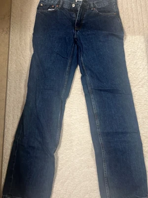 Mörkblå lågmidjade raka jeans - Säljer ett par klassiska lågmidjade mörkblå jeans med rak passform