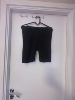 Svarta cykelbyxor från Selected Femme - Säljer ett par svarta cykelbyxor från Selected Femme. De har en tight passform och är tillverkade i ett stretchigt material som sitter skönt mot kroppen. Perfekta till sommaren eller när du vill ha något bekvämt och stilrent.