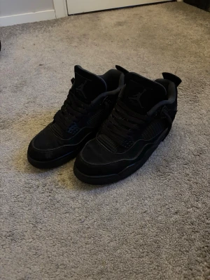 Svarta Air Jordan 4 Retro sneakers (Black cats) - Säljer ett par helsvarta Air Jordan 4 Retro sneakers. Flexibel med pris vid snabb affär. Hör av gärna av er 😁