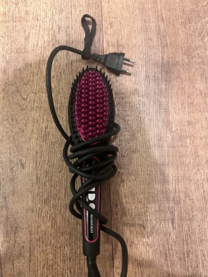 Elektrisk hårborste  - Elektrisk hårborste från Silk Gloss i  rosa med digital display och värmereglering. Borsten har sladd med EU-kontakt och är utformad för att både borsta och platta håret snabbt och smidigt. Perfekt för styling av långt eller medellångt hår.