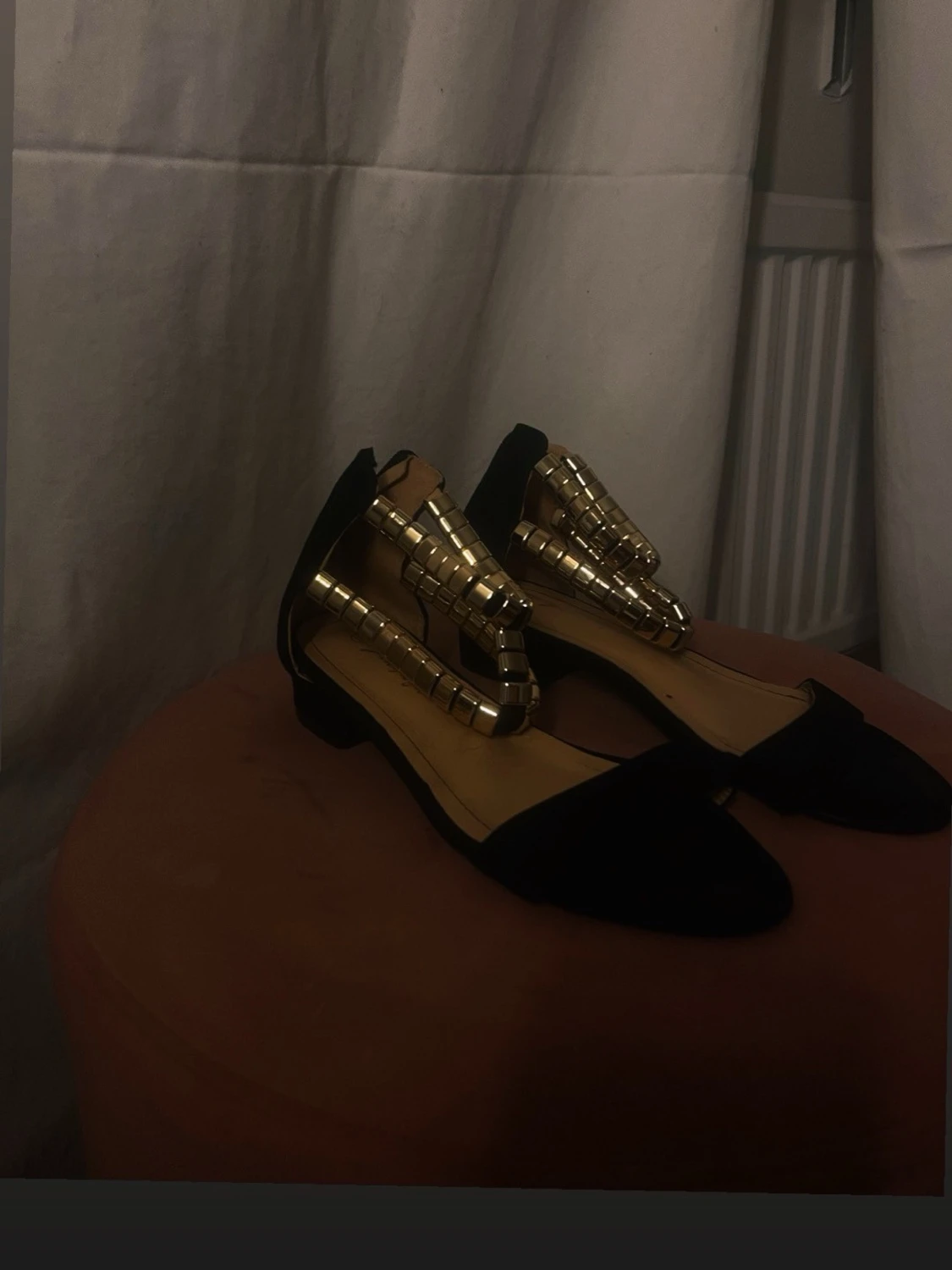 Svarta ballerinaskor med gulddetaljer