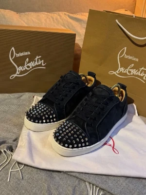 Christian Louboutin  - Ett par riktig schyssta loubs dem är i mycket bra skick använd fåtal gånger allt og finns äktehetsbevis finns 