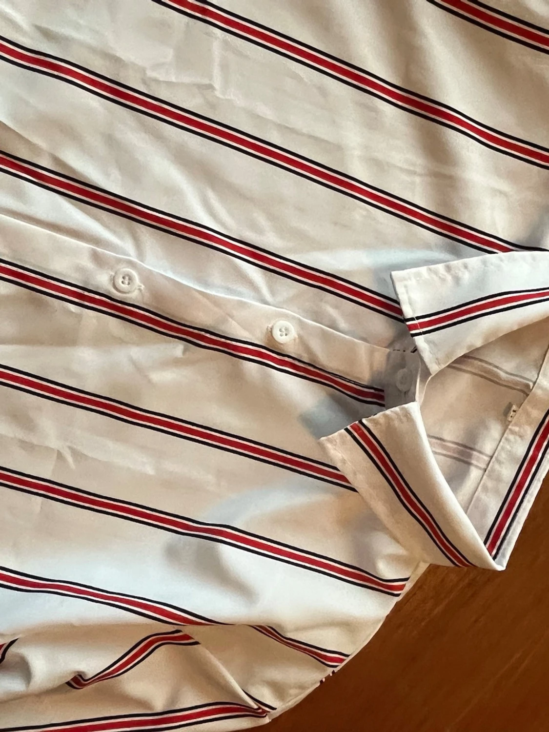 Vit randig skjorta med röda detaljer - 1