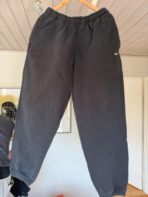 Svarta mjukisbyxor från Nike - Tjocka tunga mjukisar med dragkedja fickor. super bekväma och perfekta mysbyxor för att ba softa i elle gymma i. var mina favoriter ett bra tag