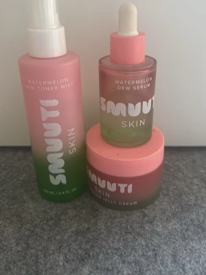 Smuuti Skin Watermelon Dew Toner - Fräsch toner från Smuuti Skin i serien Watermelon Dew. Flaskan är rosa och grön med vit text och har en sprayfunktion. Perfekt för att återfukta och fräscha upp huden. Snygg design som sticker ut i badrumsskåpet.har användas så typ hälften kvar på allt 🥹🫰🏻💖 priset kan diskuteras 