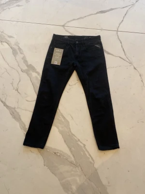 Replay Anbass  - Säljer ett par svart Replay Anbass | dom är i mycket bra skick | OBS! Jeansen passar dom som är mellan 168-175 | tags medföljer vid köp | nypris 1699kr |    pris kan diskuteras! 