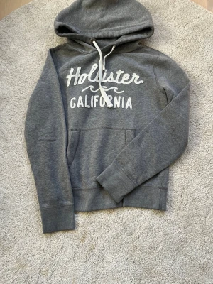 Hollister hoodie - Säljer denna sällsynta och mycket eftertraktade Hollister hoodie | Storlek S | Skick 9/10 | Vid eventuella frågor hör gärna av dig och erbjuder bra pris vid köp av bundle 😁✅