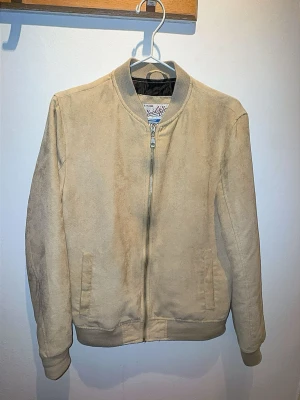Beige bomberjacka från Jack & Jones - Snygg beige bomberjacka från Jack & Jones. Storlek M. Kan även passa som S. Pris 199kr. 