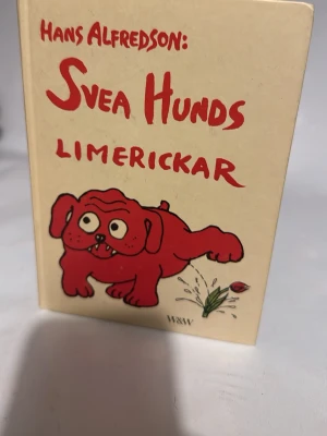 Svea Hunds Limerickar av Hans Alfredson - En humoristisk bok med limerickar av Hans Alfredson. Boken har ett beige omslag med en röd tecknad hund och röd text. Perfekt för dig som gillar svensk humor och poesi. Inbunden och lätt att ta med sig.
