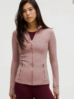 Lululemon Define Jacket - Säljer min jätte fina Define Jacket från Lululemon i färgen Rose Gold, strl 4 som inte längre går att köpa. Den är helt oanvänd och inga defekter därav priset❣️Nypris 1380!