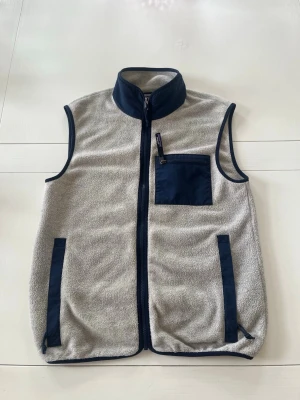 Patagonia fleeceväst - Säljer min Patagonia fleeceväst i mycket bra skick. Använd ca 5 gånger. Hör av dig vid frågor eller funderingar. MVH 