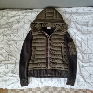 Moncler Cardigan  - Välskött cardigan från Moncler som ej kommer till någon användning längre. Notera att det är en kortare jacka, sitter lite över midjan beroende på hur lång man är. Annars är den en väldigt fin och uppskattad klädsel från Moncler.