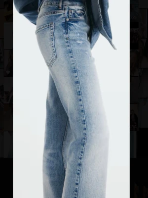 H&M Jeans Bootcut - Säljer ett par blåa jeans från hm Helt nya och aldrig använda, så de är i perfekt skick. Väldigt snygg passform och lätta att matcha till allt nyypris 399 kr och modellen är nu slutsåld. Säljes kmr ej ti användning/ storlek 32❣️