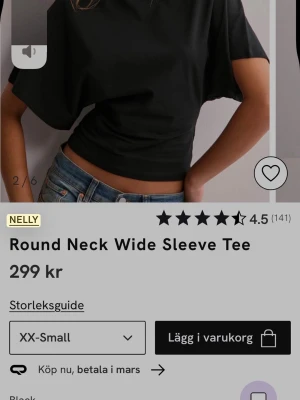 Svart t-shirt med breda ärmar Nelly - snygg svart t-shirt från Nelly med rund halsringning och breda, korta ärmar. tillverkad i mjuk bomull som känns skön mot huden. perfekt till jeans eller kjol för en clean och enkel look.