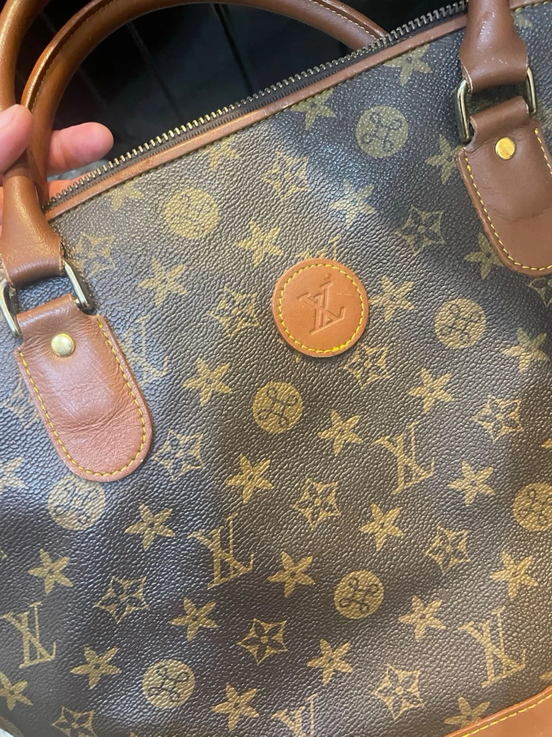 Brun handväska med monogrammönster - 4