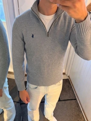 Grå kabelstickad q-zip från Ralph Lauren  - Fint skick! Passar ca 160 cm. Personen på bild är 166 cm men tröjan är för liten. Hör av dig vid frågor! 