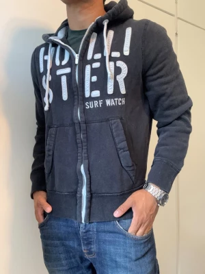 Vintage Hollister Zip-Hoodie - Säljer denna riktigt feta Hollister zip hoodien | Mycket bra skick | Storlek M men passar som S | Modell 175cm, 68kg | Hör av vid funderingar! 