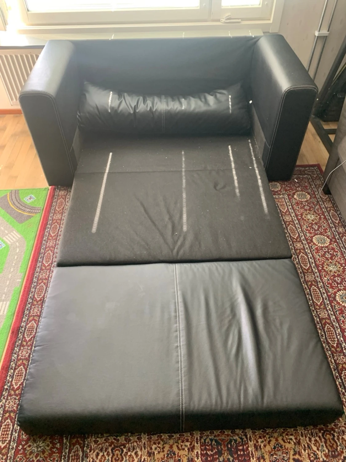 Svart bäddsoffa i konstläder - 1