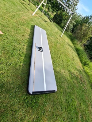 Lång grå airtrack med tillbehör - Säljer en drygt 4 m lång och 1 m bred airtrack. Perfekt för de som vill träna på konster. Medföljer en pump till mattan, grå rem, tre svarta munstycken och en kartong till pump. Använd max 5 gånger och jag säljer den på grund av minskat intresse. Jättelite slitage på kanter men inget som påverkar användningen. Pris kan diskuteras.