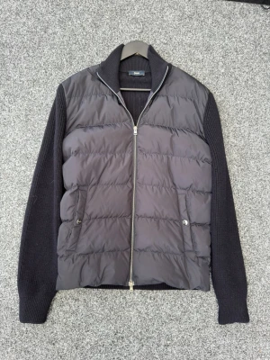 Herno cardigan  - Säljer nu denna sjukt feta herno cardigan! Size 48 motsvarar S-M. Modellen är 180. Passar 180-187cm! Skick 9/10 inga defekter! Nypris 7200kr kvitto finns! Hör av dig vid intresse 🤩