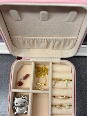 Smyckeslåda travel size - Jätte praktisk smyckeslåda som är perfekt att förvara sina smycken i när man ska resa eller sova över hos någon! Stängs med dragkedja. Finns gott om plats för både ringar halsband örhängen osv. Man kan även hänga halsbanden så de inte trasslar sig, super smidigt. 10x10 cm så perfekt att ha med i väskan!! OBS SMYCKEN INGÅR INTE‼️