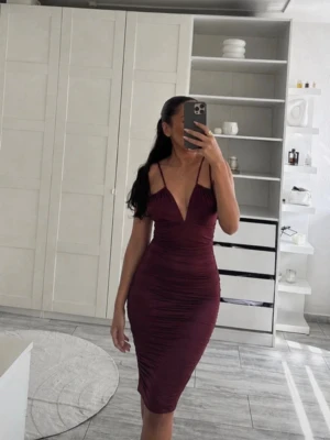 Vinröd Klänning - Perfekt klänning till sommar, fest, middag eller semester. Den vinröda färgen ger en elegant och feminin look och passar både till vardag och uppklädda tillfällen.