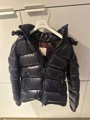 Svart dunjacka från Moncler - Säljer denna moncler Maja i storlek 1, dustbag ingår .