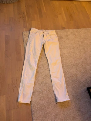 Vita raka jeans från Wera - Snygga vita jeans från Wera med rak passform och klassisk femficksdesign. Perfekta att matcha med en cool t-shirt eller hoodie. Tillverkade i bomull för en skön känsla hela dagen.
