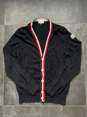 Moncler kofta   - Tjena, säljer nu denna riktigt snygga och populära Moncler koftan, perfekt att dra på dig på sommarkvällarna, den är i mycket bra skick utan några skador, hör av er vid frågor och funderingar🙌🤝 
